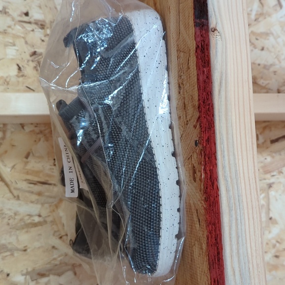 Yojaneo Slip On Shoes - Picture 3 of 7